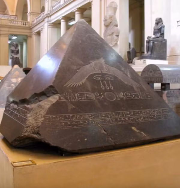 Nhiều nhà khoa học cho rằng Đại Kim tự tháp Giza thiếu một viên đá kiểu thế này ở trên đỉnh. Ảnh: Wiki Commons.