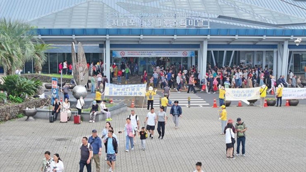 Rất nhiều du khách Trung Quốc tới thăm đảo Jeju (Hàn Quốc). Ảnh minh họa: Yonhap.