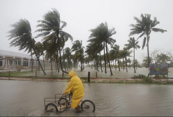 Một người dân ở bang Yucatan (Mexico) đạp xe trên đường phố mưa ngập do ảnh hưởng của bão Milton (dù bão không đổ bộ). Ảnh: Martin Zetina/ AP.