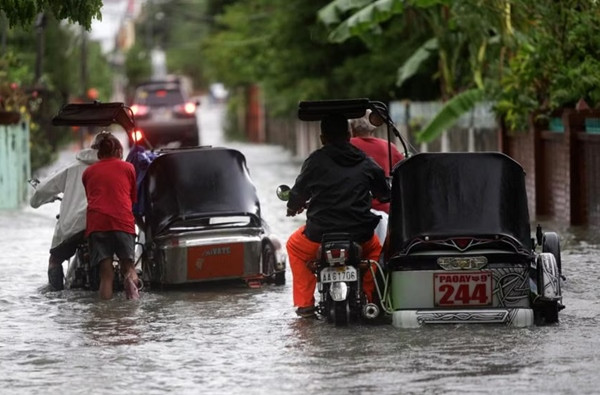 Ảnh hưởng của siêu bão Saola (nước ta gọi là bão số 3 năm 2023) tại tỉnh Ilocos Norte (Philippines). Ảnh: EPA-EFE. Ảnh hưởng của siêu bão Saola (nước ta gọi là bão số 3 năm 2023) tại tỉnh Ilocos Norte (Philippines). Ảnh: EPA-EFE.