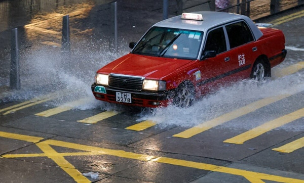 Tàn dư của bão Koinu gây mưa lớn ở Hong Kong (Trung Quốc) vào tháng 10/2023. Ảnh: Reuters.