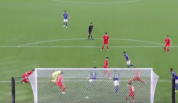 Nhìn ở góc máy này thì có lẽ trọng tài quyết định cầu thủ ĐT Nhật Bản không việt vị là đúng. Ảnh: FPT Play. Nhìn ở góc máy này thì có lẽ trọng tài quyết định cầu thủ ĐT Nhật Bản không việt vị là đúng. Ảnh: FPT Play.