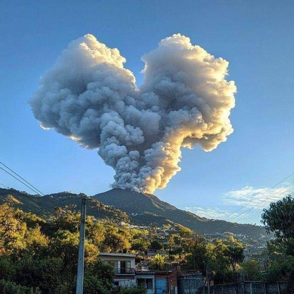 Đây là ngọn núi lửa gắn liền với truyền thuyết về tình yêu bất diệt. Ảnh: Volcaholic.