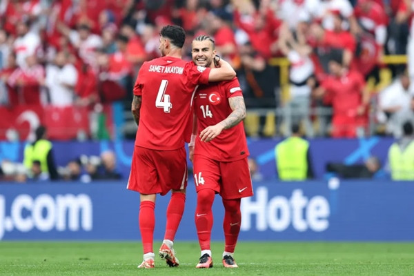 Quần số 14 thực ra là của một hậu vệ khác, không phải của Akaydin. Ảnh: Getty. Quần số 14 thực ra là của một hậu vệ khác, không phải của Akaydin. Ảnh: Getty.