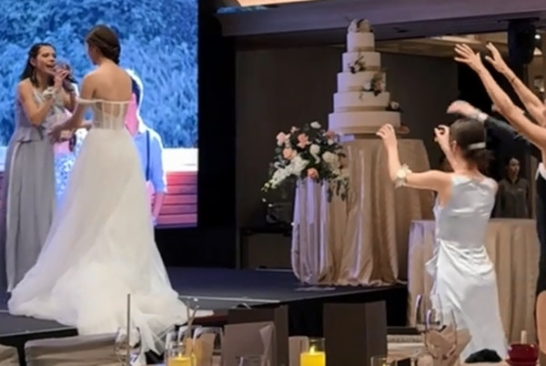 Cô dâu chuẩn bị tung búp bê Labubu trong khi khách mời hào hứng chờ bắt. Ảnh: Zina Ng. Cô dâu chuẩn bị tung búp bê Labubu trong khi khách mời hào hứng chờ bắt. Ảnh: Zina Ng.