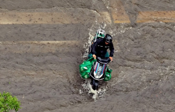 Bão Pulasan gây mưa rất to ở Thượng Hải (Trung Quốc). Ảnh: China Daily. Bão Pulasan gây mưa rất to ở Thượng Hải (Trung Quốc). Ảnh: China Daily.