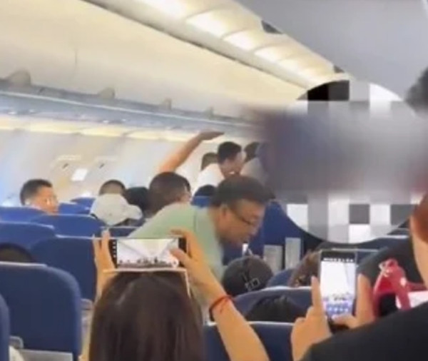 Nhiều hành khách ghi lại sự việc ồn ào. Ảnh: AsiaWire. Nhiều hành khách ghi lại sự việc ồn ào. Ảnh: AsiaWire.