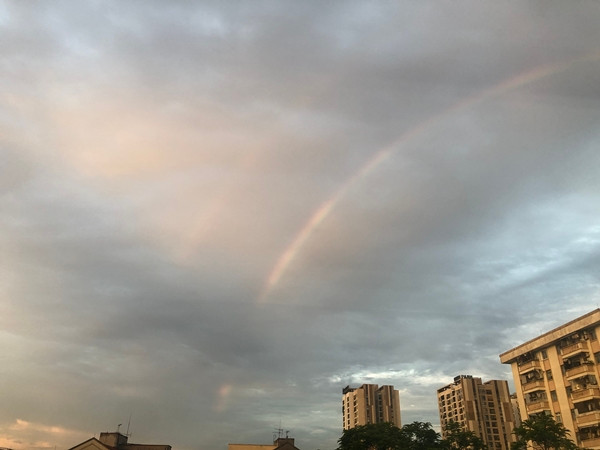 Trước và trong lúc có cầu vồng kép, trời nhiều mây nhưng không mưa. Ảnh: Hoa Học Trò.