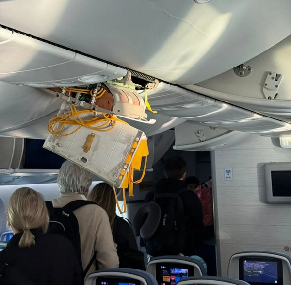 Một góc bên trong máy bay sau khi chuyến bay gặp nhiễu động. Ảnh: NY Post. Một góc bên trong máy bay sau khi chuyến bay gặp nhiễu động. Ảnh: NY Post.