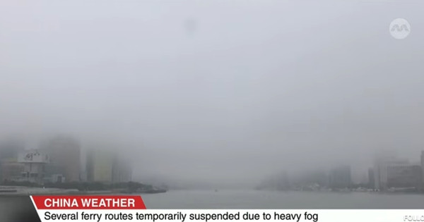 Sương mù dày đặc ở Thượng Hải (Trung Quốc) ảnh hưởng đến giao thông. Ảnh: CNA.