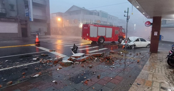 Xe cứu hỏa đỗ bên cạnh một chiếc xe bị hư hại (khiến 2 người bị thương) do bão Gaemi ở Đài Loan (Trung Quốc). Ảnh: Sở Cứu hỏa Huyện Hoa Liên. Xe cứu hỏa đỗ bên cạnh một chiếc xe bị hư hại (khiến 2 người bị thương) do bão Gaemi ở Đài Loan (Trung Quốc). Ảnh: Sở Cứu hỏa Huyện Hoa Liên.