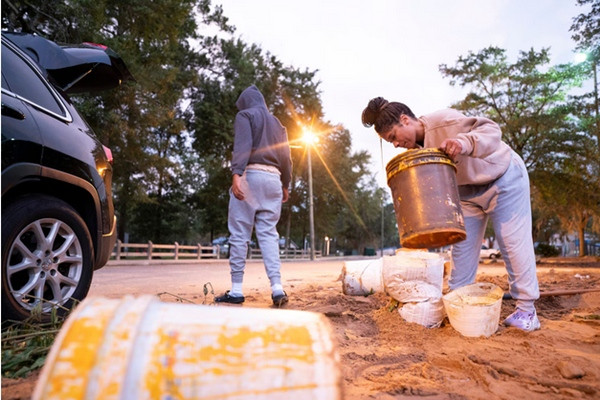 Người dân ở Tallahassee (bang Florida) chuẩn bị các túi cát đề phòng ngập lụt do bão Helene. Ảnh: Sean Rayford/ Getty Images. Người dân ở Tallahassee (bang Florida) chuẩn bị các túi cát đề phòng ngập lụt do bão Helene. Ảnh: Sean Rayford/ Getty Images.