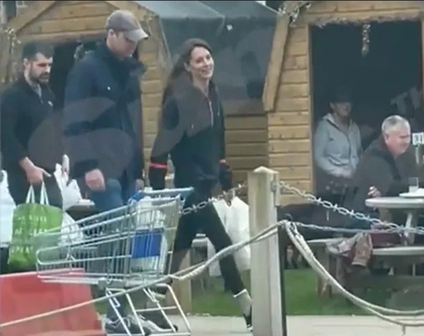 Ảnh William - Kate đi mua sắm vào cuối tuần vừa rồi do một người ở Anh chụp được. Ảnh: The Sun.