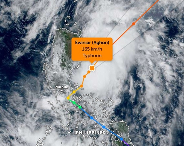 Vị trí hiện tại (hình xoáy màu cam) và dự báo đường đi của bão Ewiniar. Ảnh: Zoom Earth, JMA. Vị trí hiện tại (hình xoáy màu cam) và dự báo đường đi của bão Ewiniar. Ảnh: Zoom Earth, JMA.