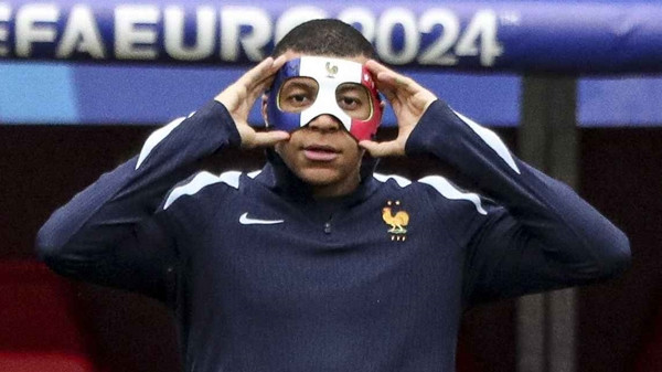 Mbappe đã đeo chiếc mặt nạ mới. Ảnh: Sathiri Kelpa/ Anadolu via Getty Images. Mbappe đã đeo chiếc mặt nạ mới. Ảnh: Sathiri Kelpa/ Anadolu via Getty Images.