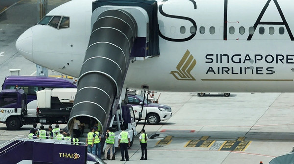 Chuyến bay của Singapore Airlines phải hạ cánh khẩn cấp xuống Bangkok (Thái Lan). Ảnh: Athit Perawongmetha/ Reuters.