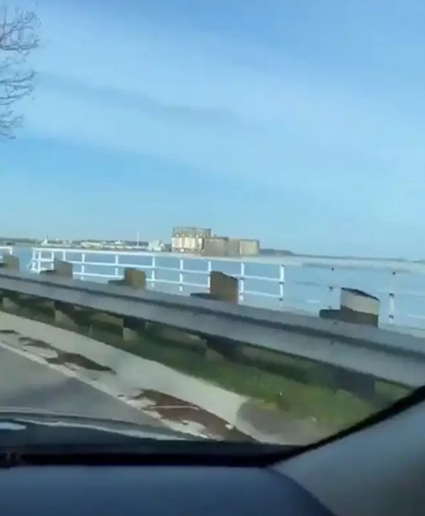 Càng lại gần thì càng thấy tòa nhà nhỏ xíu lại. Ảnh: Emma Shand.