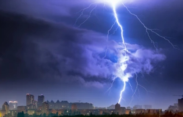 Có những tia sét đi kèm tiếng sấm rất lớn. Ảnh minh họa: Shutterstock. Có những tia sét đi kèm tiếng sấm rất lớn. Ảnh minh họa: Shutterstock.