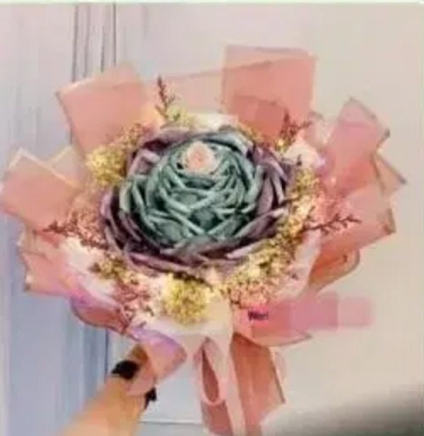 Bó hoa tiền mà người vợ nhận được. Ảnh: Facebook. Bó hoa tiền mà người vợ nhận được. Ảnh: Facebook.