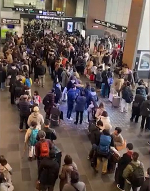 Rất nhiều người xếp hàng dài khi dịch vụ tàu điện hoạt động trở lại sau động đất, nhưng không một ai chen lấn. Ảnh: Independent. Rất nhiều người xếp hàng dài khi dịch vụ tàu điện hoạt động trở lại sau động đất, nhưng không một ai chen lấn. Ảnh: Independent.