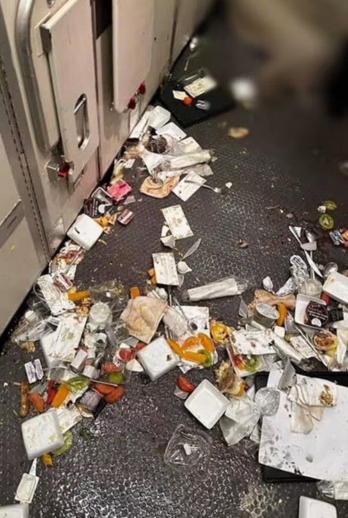 Một hình ảnh cho thấy nhiều đồ đạc rơi lộn xộn trên sàn máy bay sau khi sự cố xảy ra. Ảnh: FL360aero.