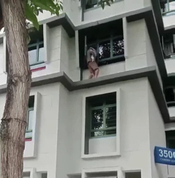 Bé trai đã được cứu kịp thời. Ảnh: Complaint Singapore. Bé trai đã được cứu kịp thời. Ảnh: Complaint Singapore.