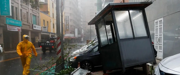 Một chốt bảo vệ bị gió mạnh do bão Krathon hất nghiêng. Ảnh: Anadolu via Getty Images. Một chốt bảo vệ bị gió mạnh do bão Krathon hất nghiêng. Ảnh: Anadolu via Getty Images.