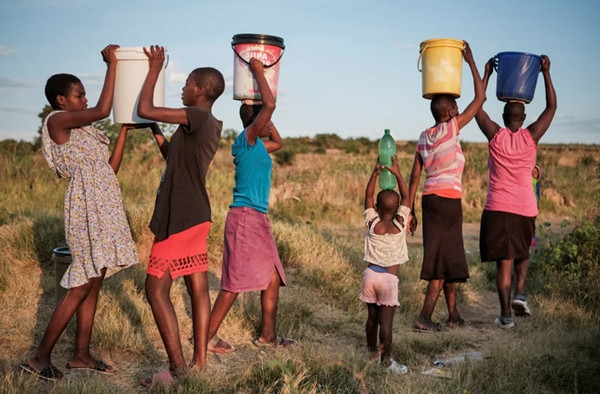 Nhiều nước châu Phi phải chịu hạn hán nặng trong những năm gần đây. Ảnh chụp trong đợt hạn hán năm nay ở Zimbabwe. Ảnh: Kb Mpofu/ Reuters.