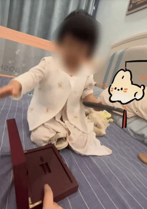 Cô Lu hỏi con gái khi thấy những miếng vàng trong hộp biến mất. Ảnh: Weibo. Cô Lu hỏi con gái khi thấy những miếng vàng trong hộp biến mất. Ảnh: Weibo.