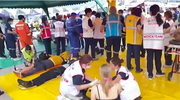 Nhân viên y tế ở sân bay Suvarnabhumi (Bangkok, Thái Lan) hỗ trợ những hành khách bị ảnh hưởng trên chuyến bay SQ321 của Singapore Airlines vào ngày 21/5. Ảnh: Pongsakornr Rodphai via Reuters. Nhân viên y tế ở sân bay Suvarnabhumi (Bangkok, Thái Lan) hỗ trợ những hành khách bị ảnh hưởng trên chuyến bay SQ321 của Singapore Airlines vào ngày 21/5. Ảnh: Pongsakornr Rodphai via Reuters.