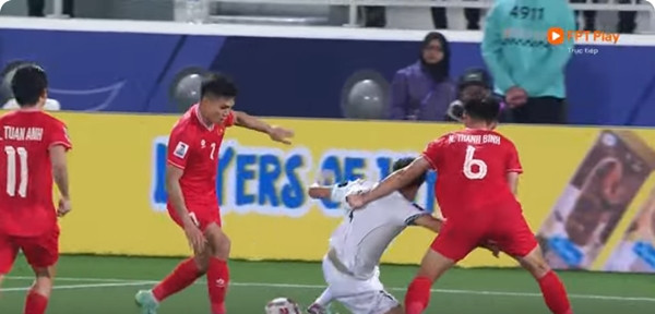 Cầu thủ ĐT Indonesia bị ngã do bị kéo áo ngay trong vòng cấm địa của ĐT Việt Nam. Ảnh: FPT Play.