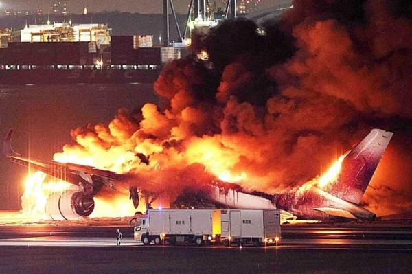 Máy bay của JAL bốc cháy ở Sân bay Haneda. Ảnh: AFP. Máy bay của JAL bốc cháy ở Sân bay Haneda. Ảnh: AFP.