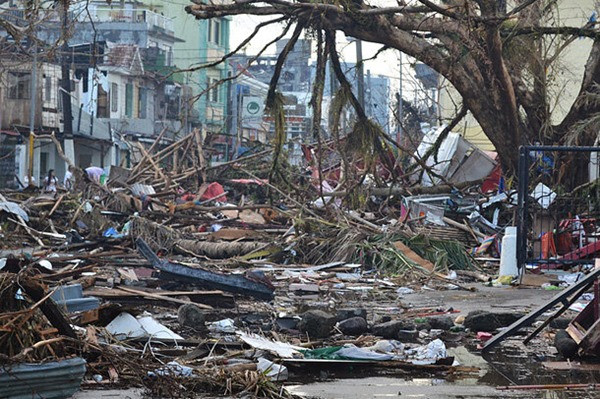 Đường phố trên đảo Leyte (Philippines) tan hoang sau siêu bão Haiyan. Ảnh: Trocaire. Đường phố trên đảo Leyte (Philippines) tan hoang sau siêu bão Haiyan. Ảnh: Trocaire.