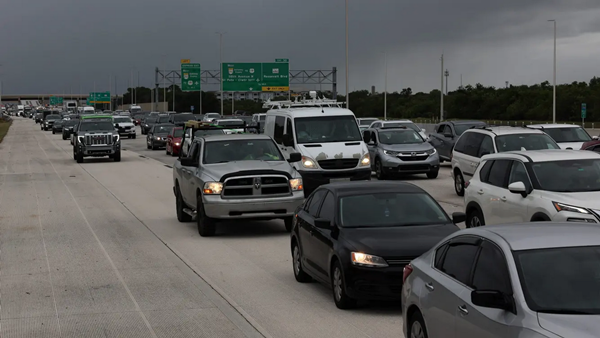 Người dân ở bang Florida vội vã đi sơ tán trước khi siêu bão Milton đổ bộ. Ảnh: Spencer Platt/ Getty Images. Người dân ở bang Florida vội vã đi sơ tán trước khi siêu bão Milton đổ bộ. Ảnh: Spencer Platt/ Getty Images.