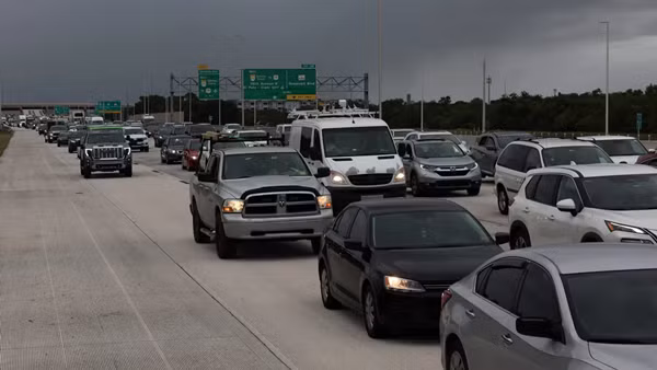 Người dân ở bang Florida vội vã đi sơ tán trước khi siêu bão Milton đổ bộ. Ảnh: Spencer Platt/ Getty Images.
