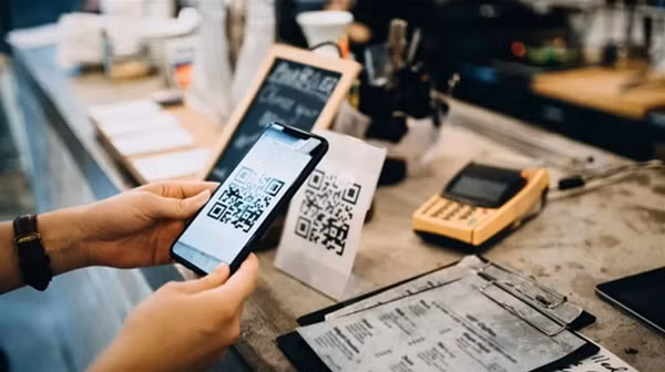 Lừa đảo bằng mã QR đang ngày càng phổ biến, bạn nên xem kỹ mã QR trước khi dùng điện thoại để quét. Ảnh: Malwarebytes.