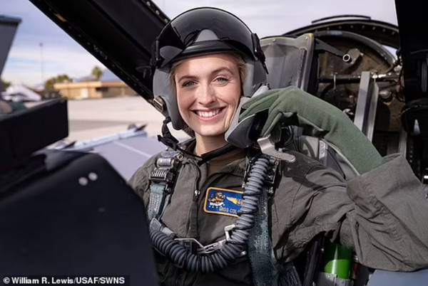 Marsh hiện là phi công làm việc trong Không quân Hoa Kỳ. Ảnh: William R. Lewis/ USAF/ SWNS.