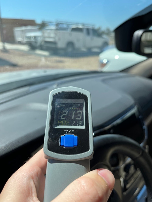 NWS cảnh báo người dân Mỹ không để trẻ em hoặc thú cưng trong ô tô ngoài trời, vì nhiệt độ trong xe có lúc đo được là 213oF (100oC). Ảnh: NWS. NWS cảnh báo người dân Mỹ không để trẻ em hoặc thú cưng trong ô tô ngoài trời, vì nhiệt độ trong xe có lúc đo được là 213oF (100oC). Ảnh: NWS.