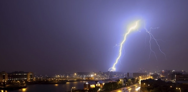 Ngay cả ở một địa điểm mà trời đang quang đãng, cách xa nơi có dông, vẫn có thể có sét đánh xuống. Ảnh minh họa: ESS.