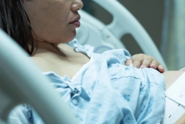 Người phụ nữ ở Thái Lan đã bị đau suốt 18 năm sau khi sinh con. Ảnh minh họa: Canva.