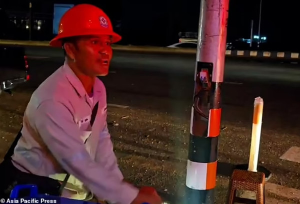 Cột đèn có điện 220V. Ảnh: Asia Pacific Press.