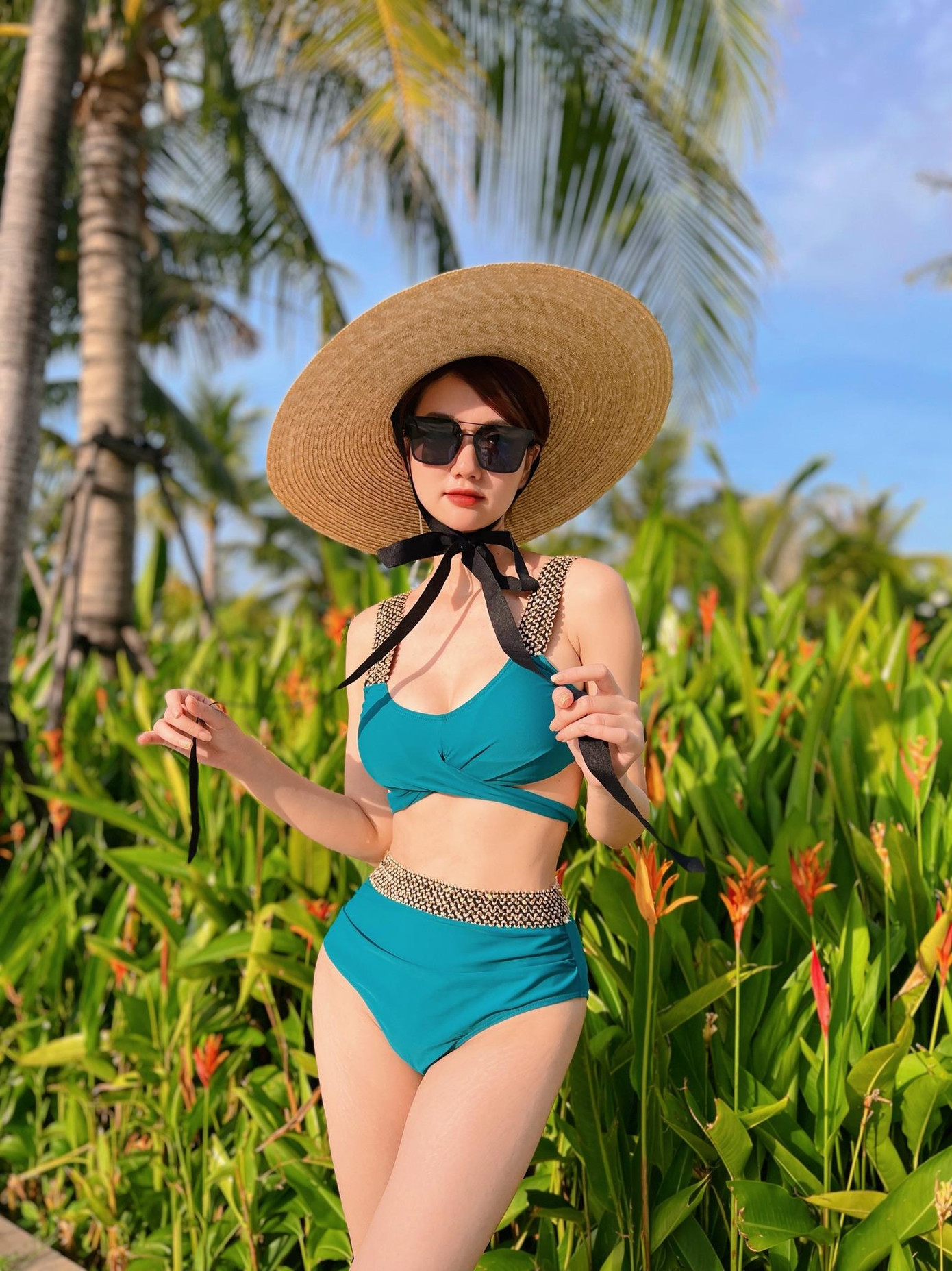Cùng tên Hương Giang, nữ diễn viên Mùa hoa tìm lại cũng đẹp không kém cạnh khi diện bikini quyến rũ.