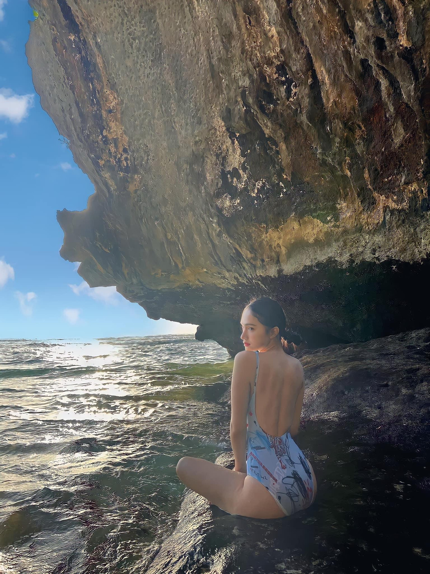 Hoa hậu chuyển giới diện áo tắm khoe ba vòng “nảy lửa” hút mắt cư dân mạng.