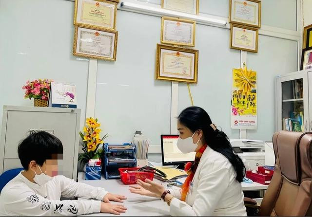 TS.BS Phan Bích Nga khám, tư vấn dinh dưỡng cho trẻ