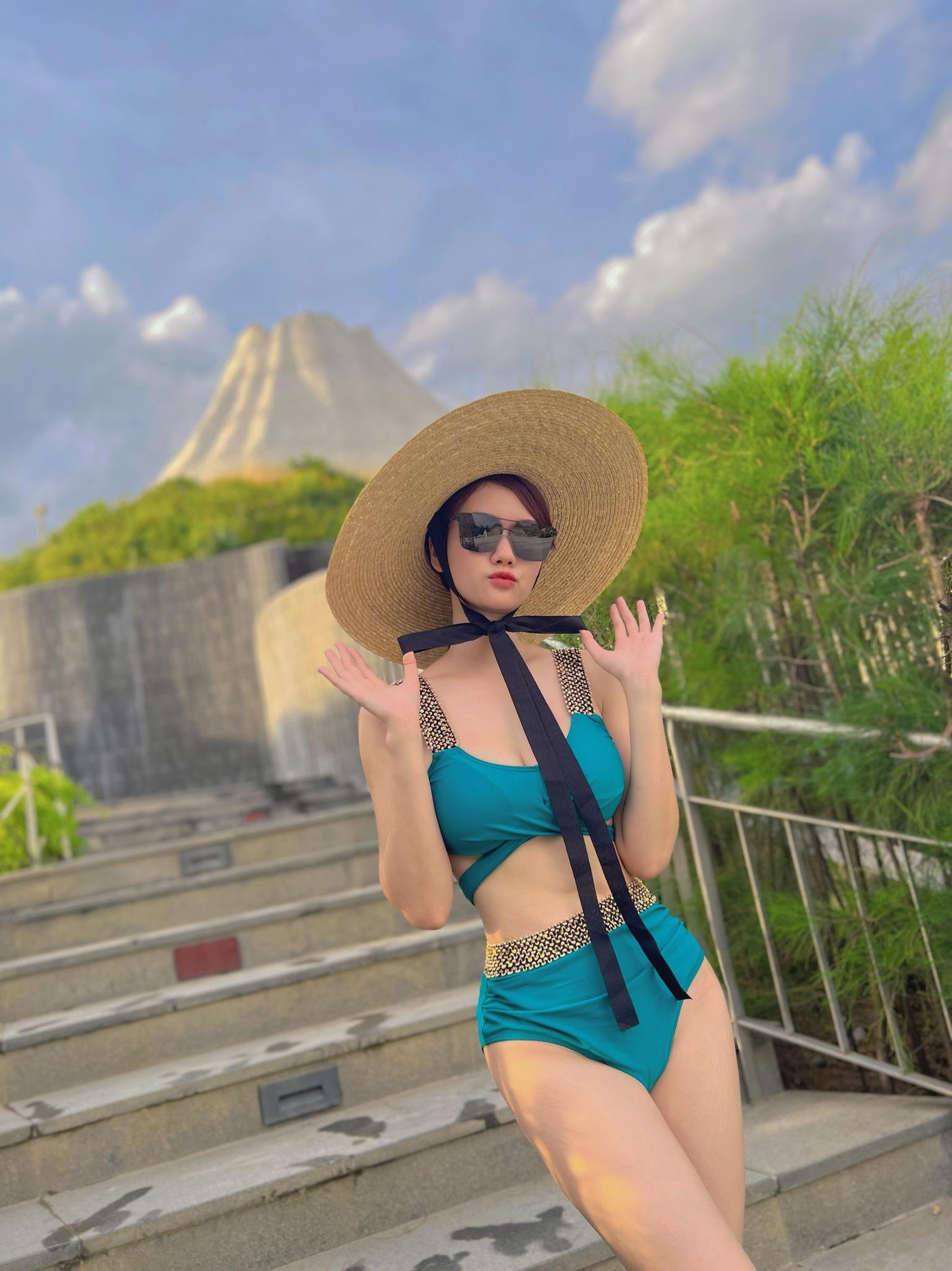 MC Hương Giang sinh năm 1989, được biết đến với vai trò MC, diễn viên. Cô từng góp mặt trong nhiều phim VFC như Cô gái nhà người ta, Mùa hoa tìm lại…Hương Giang từng có chuyện tình yêu 6 năm cùng Đình Tú nhưng cả hai đã chia tay hồi tháng 5/2022.