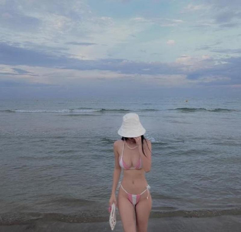 Jun Vũ vô cùng gợi cảm khi diện bikini bé tí.