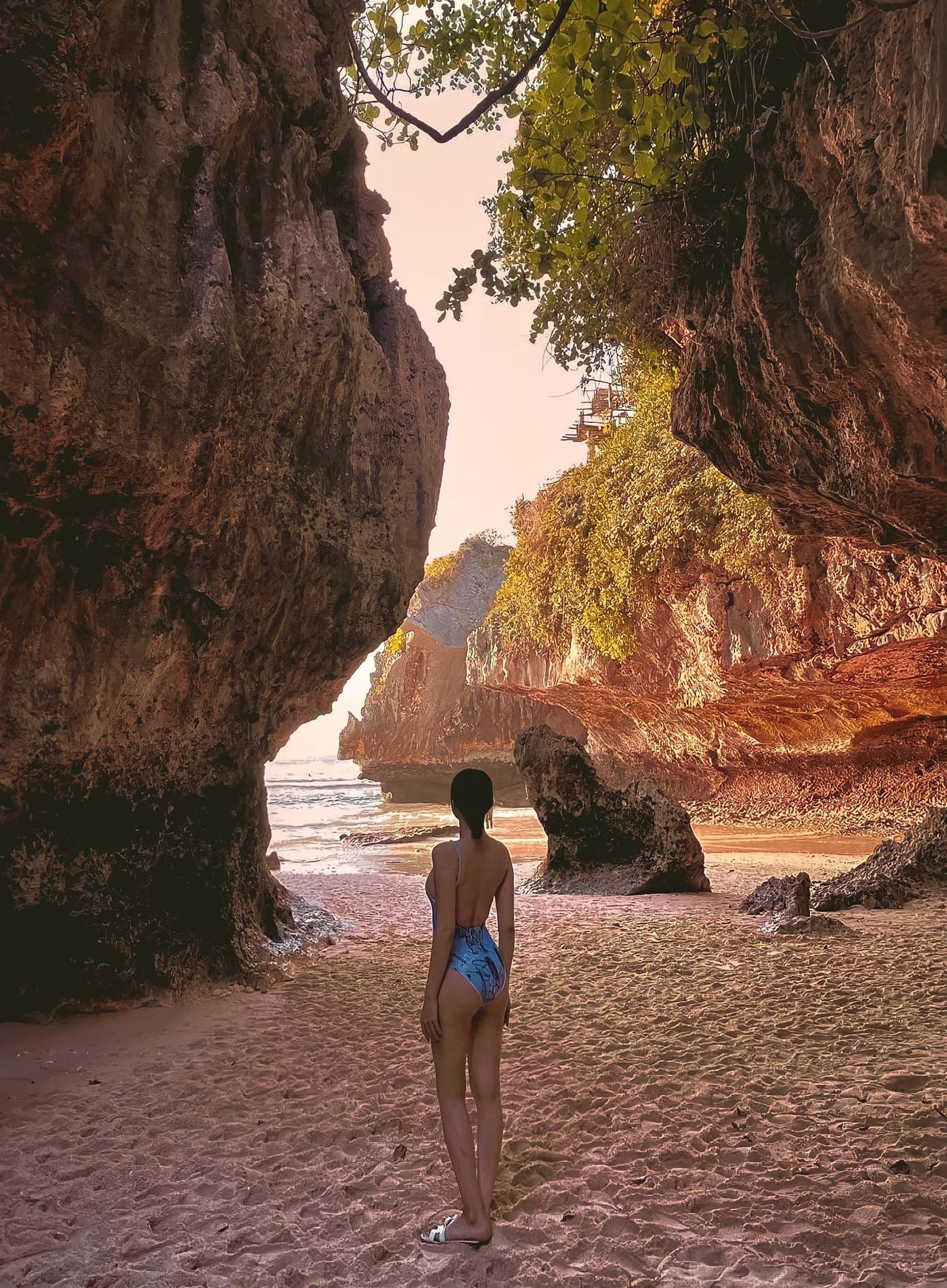 Hương Giang Idol mê mẩn cảnh sắc thiên nhiên tại Bali. Cô chịu khó đi sâu xuống dưới bãi biển để khám phá nhiều chỗ check-in đẹp mắt.