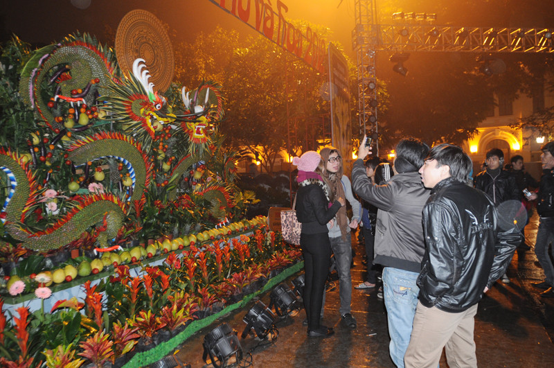 Đến 21h, lễ bế mạc kết thúc, một số du khách vẫn tranh thủ chụp ảnh kỷ niệm