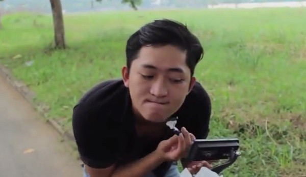 .một chàng trai. Bài viết: http://news.zing.vn/Nhung-trao-luu-an-theo-vu-chia-tay-doi-qua-post375204.html#category_featured.noibat Nguồn Zing News 