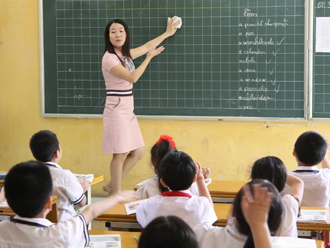 Thiếu giáo viên đủ trình độ là nỗi ám ảnh của các địa phương thí điểm dạy ngoại ngữ bắt buộc từ lớp 3. Ảnh minh họa: Trung Kiên